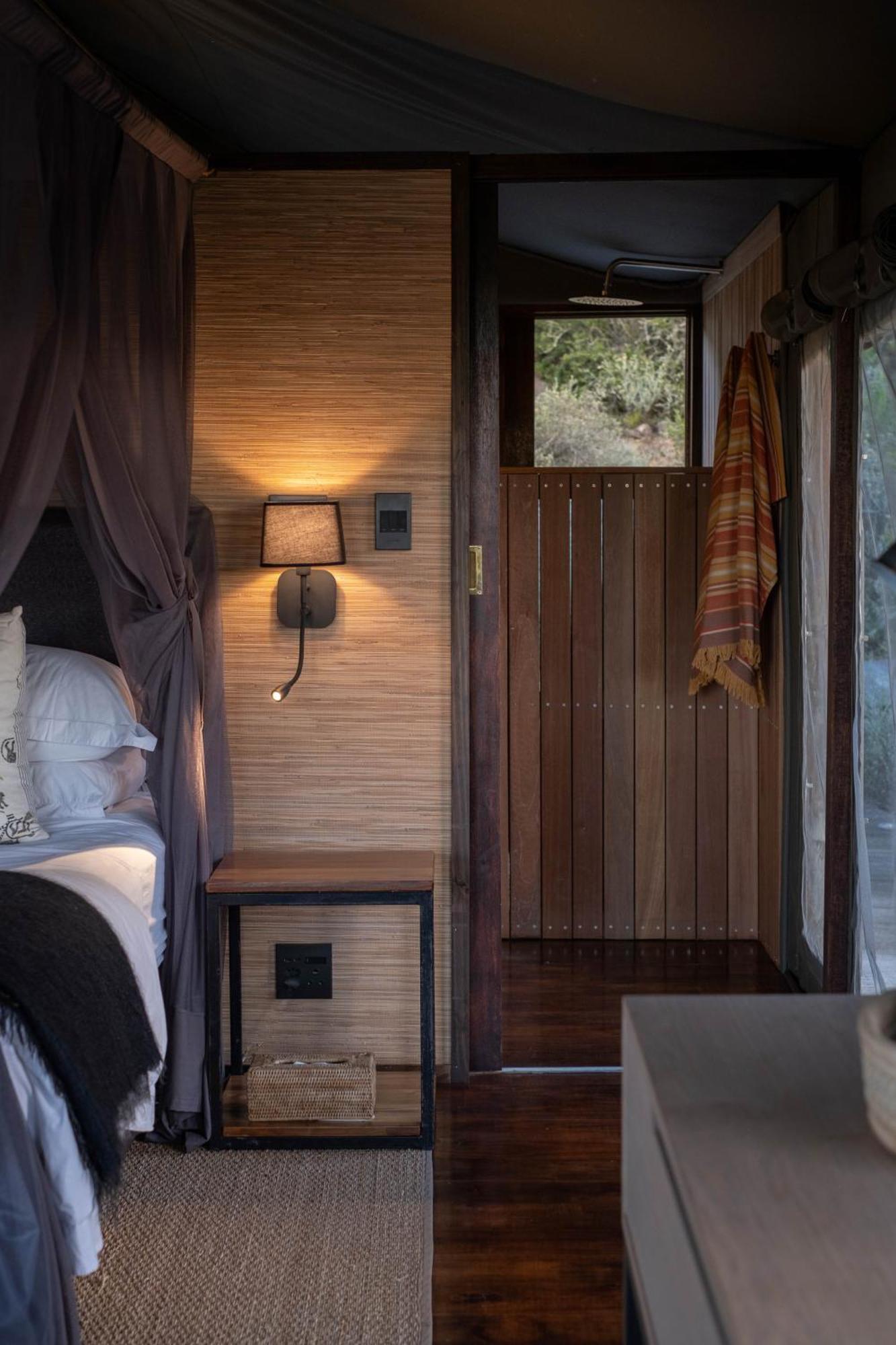Hillsnek Safari Camp - Amakhala Game Reserve Lodge *